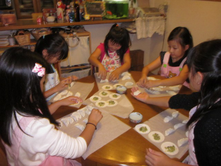 それぞれみんなで餃子を包みます