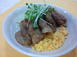 豚肉のごまだれ丼